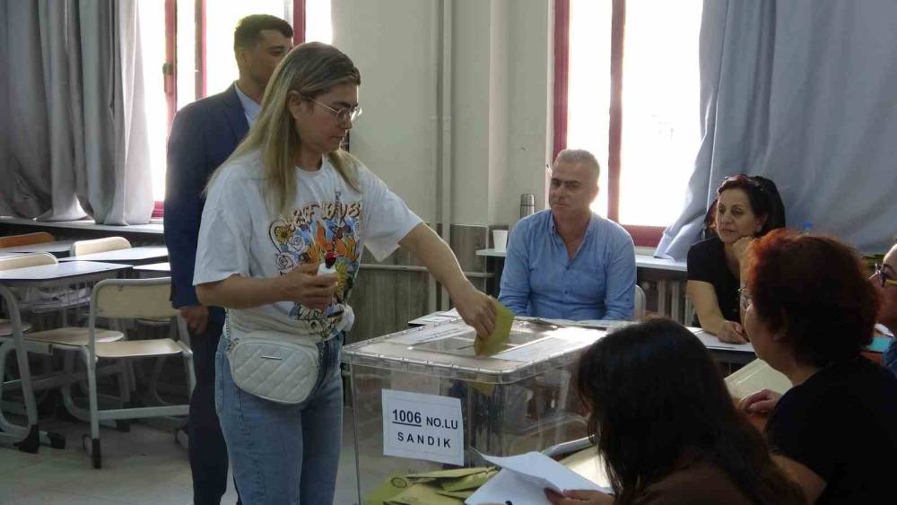 DEPREMİN ARDINDAN YOĞUN GÖÇ ALAN MERSİN’DE OY KULLANMA İŞLEMLERİ SÜRÜYOR