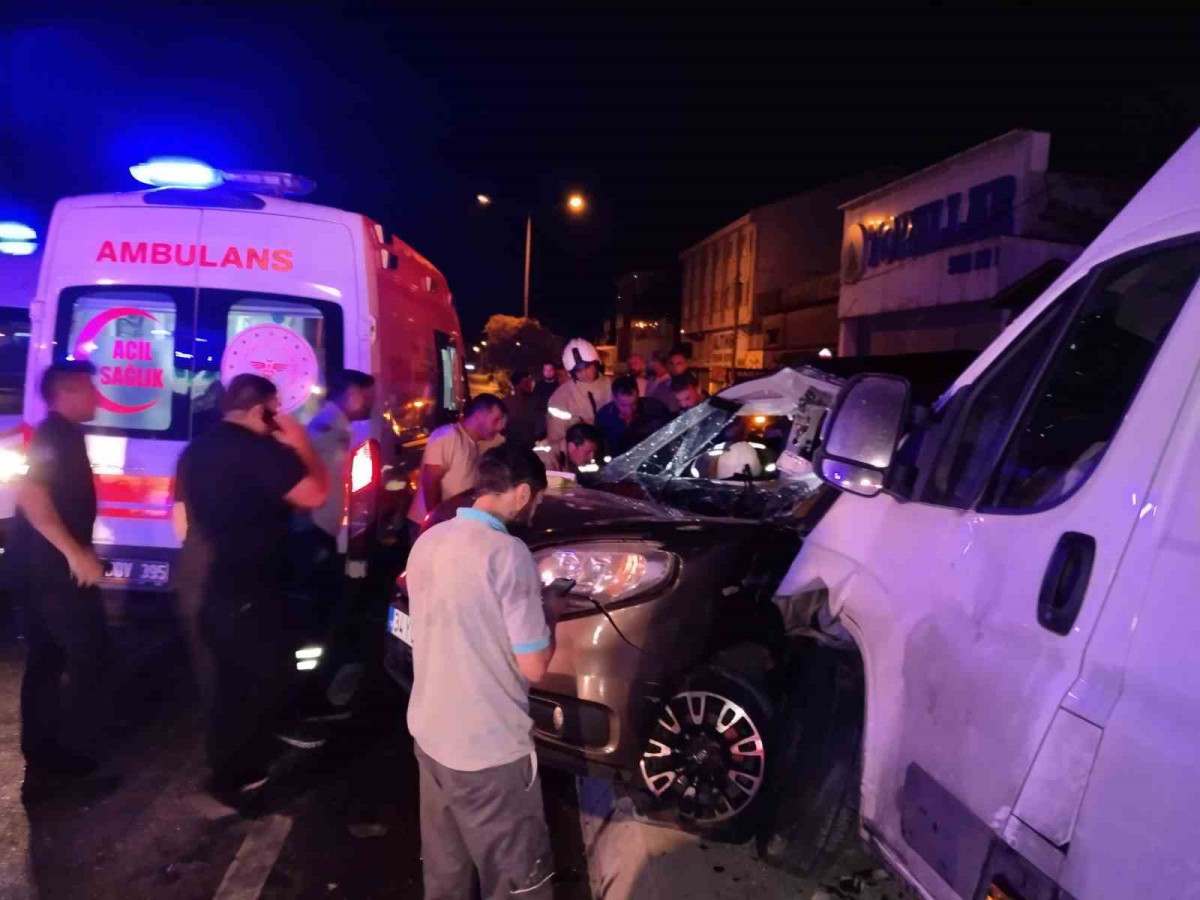 GECE YARISI KORKUNÇ KAZA: 3'Ü BEBEK, 8 YARALI