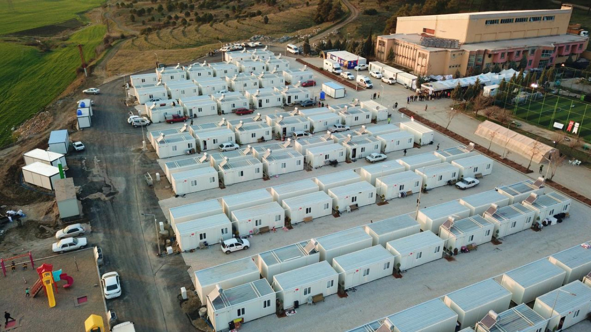 ASRIN FELAKETİNDE İŞYERLERI YIKILDI... 30 YILDIR TERZİLİK YAPAN KARDEŞLER, MESAİLERİNİ KONTEYNER İŞ YERINDE SÜRDÜRÜYORLAR