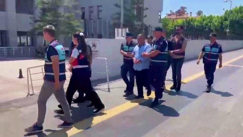 YURT DIŞINDAN YASA DIŞI YOLLARLA GETIRDIKLERI UYUŞTURUCUYU TURIZM BÖLGELERINDE SATACAKLARDI