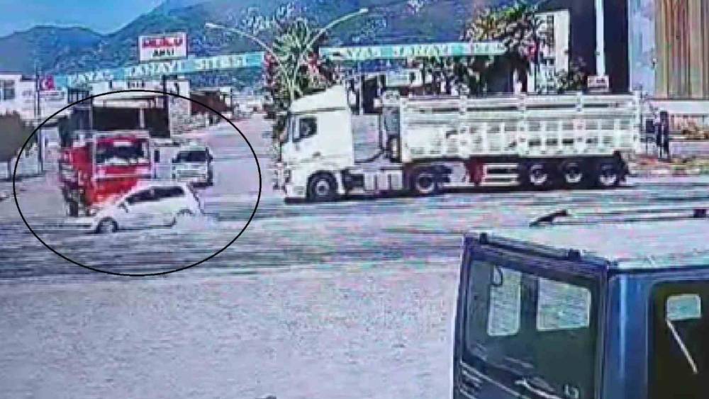 ÇOCUĞUN HAYATINI KAYBETTIĞI KAZA ANI KAMERAYA YANSIDI