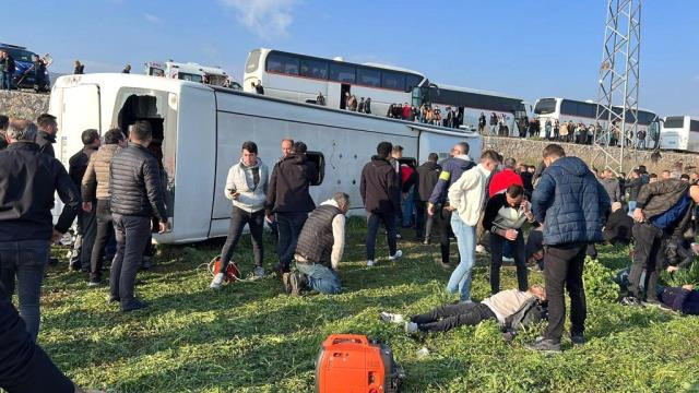 İŞÇİ SERVİSİ ŞARAMPOLE UÇTU: 3 ÖLÜ, 31 YARALI
