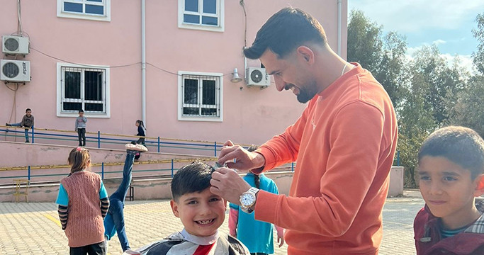 GÖNÜLLÜ BERBERLERDEN OKUL BAHÇESİNDE ÜCRETSİZ TIRAŞ