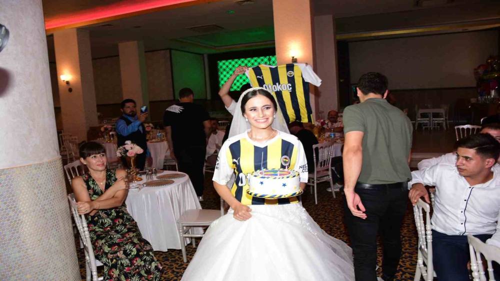 GELİNDEN DAMADA DÜĞÜNDE FENERBAHÇE FORMASI VE MARŞLA DOĞUM GÜNÜ SÜRPRİZİ