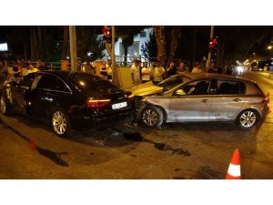 KIRMIZI IŞIK İHLALİ YAPAN LÜKS OTOMOBİL ORTALIĞI SAVAŞ ALANINA ÇEVİRDİ