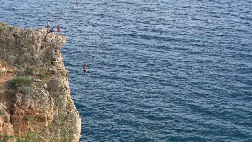30 METRELİK FALEZLERDE GENÇLERİN ÖLÜM OYUNU