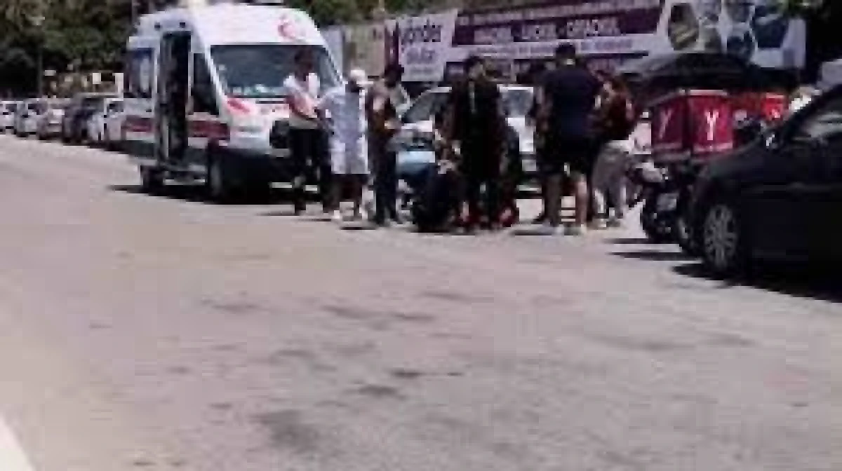 İskenderun'da Motosikletli Kurye ile Otomobil Çarpıştı: 1 Yaralı