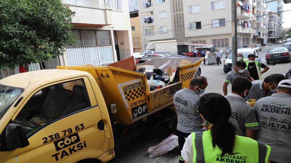 MERSİN’DE BİR EVDEN 10 TON ÇÖP ÇIKARILDI