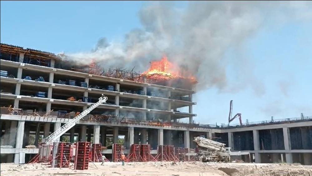 OTEL İNŞAATININ KALIPLARI ALEV ALEV YANDI, DEVREYE HELİKOPTER GİRDİ