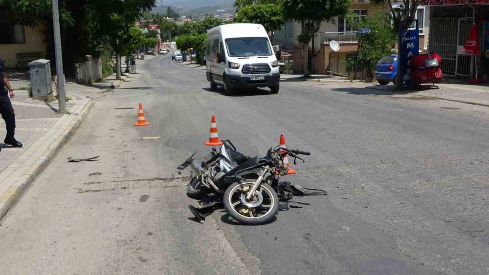 Sürücü belgesi olmayan motosikletli ’U’ dönüşü yapan otomobile çarptı