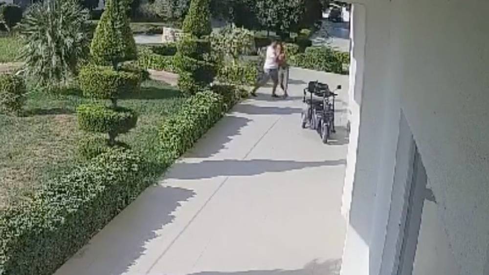 SİTE YÖNETİCİSİNİN RUS SİTE SAKİNİNİ YERE YATIRIP DEFALARCA YUMRUKLADIĞI OLAYIN GÖRÜNTÜLERİ ORTAYA ÇIKTI