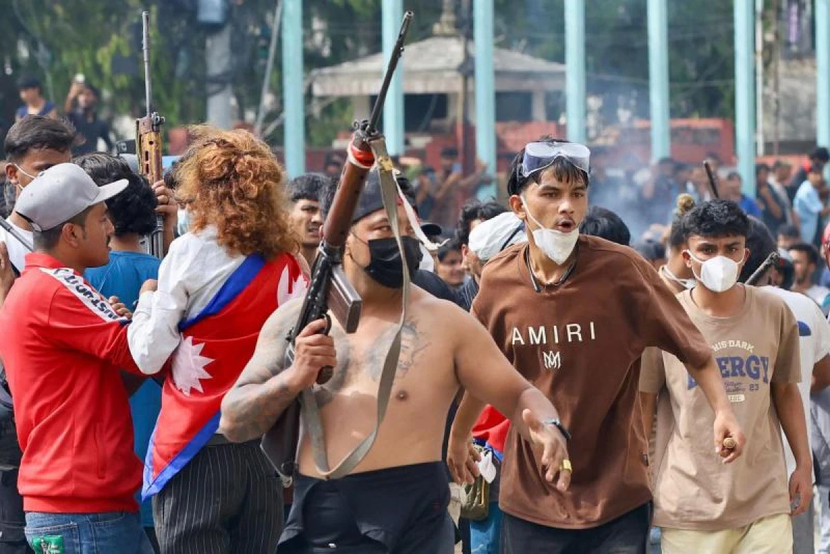 Z KUŞAĞI NEPAL'İ YAKIP YIKIYOR: TELEVİZYON BİNASI ATEŞE VERİLDİ, ÇALIŞANLAR CAMDAN ATLADI