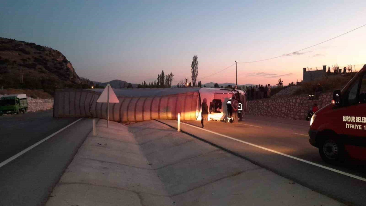 BURDUR’DA SEYİR HALİNDEYKEN LASTİĞİ PATLAYAN TIR YAN YATTI: 1 YARALI