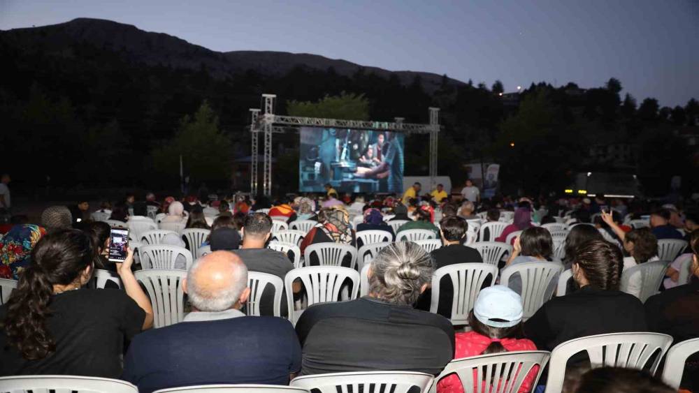YÜREĞİR BELEDİYESİ SİNEMAYI YAYLALARA TAŞIDI