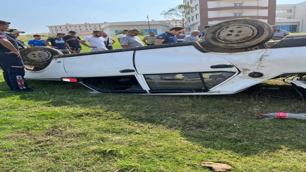 YOLDAN ÇIKAN OTOMOBİL DEVRİLDİ: 1 YARALI