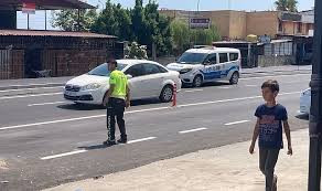 MOTOSİKLET KAMYONETE ÇARPTI, FIRLAYAN YOLCUYU DA BAŞKA ARAÇ EZDİ: 2 YARALI