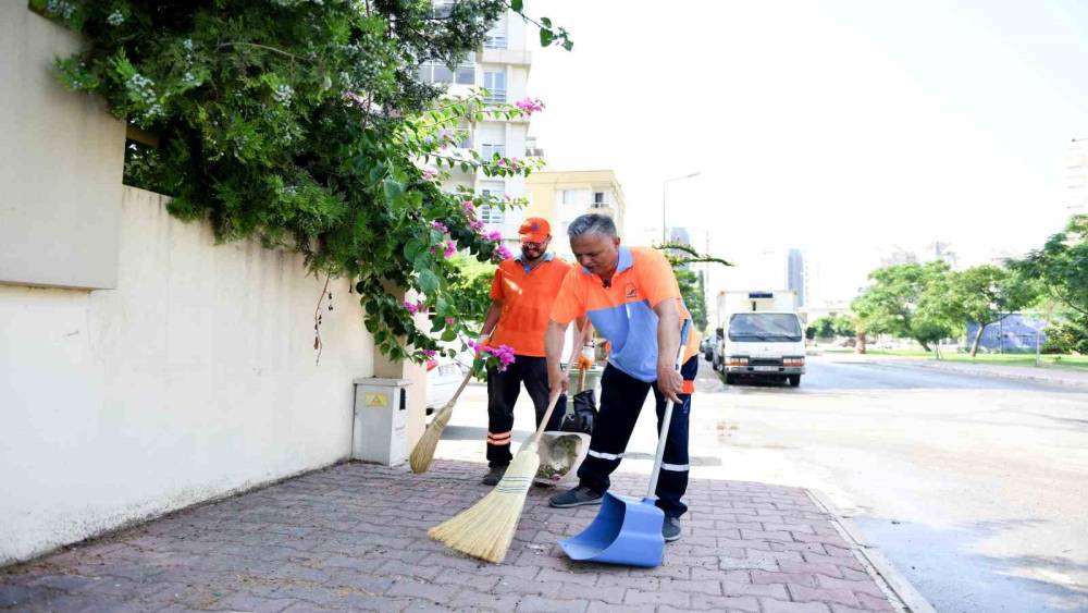 BELEDİYE BAŞKANI ÜNİFORMAYI GİYİP, SÜPÜRGE VE FARAŞI ALIP SOKAKLARI SÜPÜRDÜ