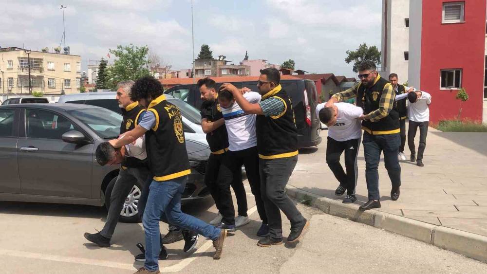 KADIN KILIĞINDA SOYGUN GİRİŞİMİ: 4 KİŞİ TUTUKLANDI
