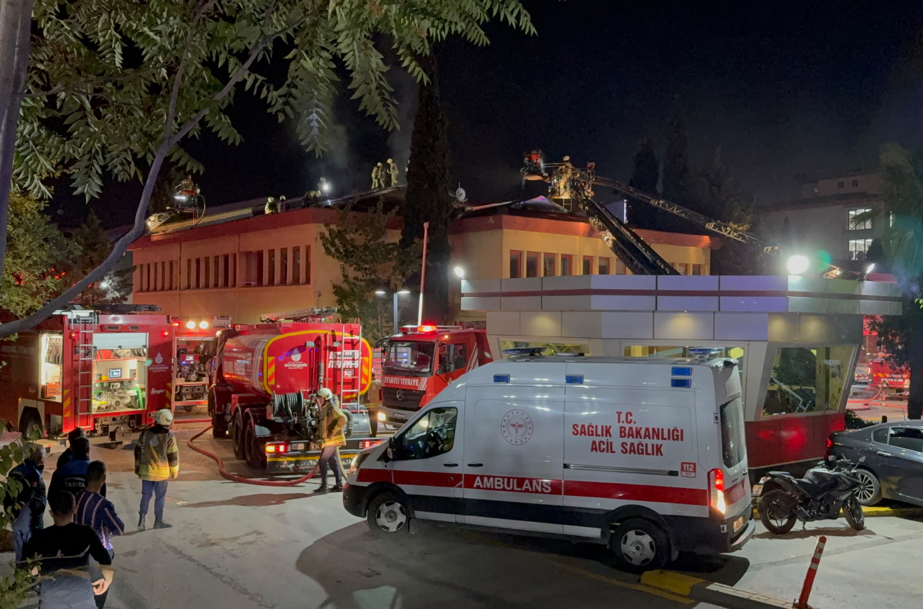 AA 20261010 42716788 42716784 KARTAL KOSUYOLU EGITIM VE ARASTIRMA HASTANESININ CATISINDA CIKAN YANGINA MUDAHALE EDILIYOR