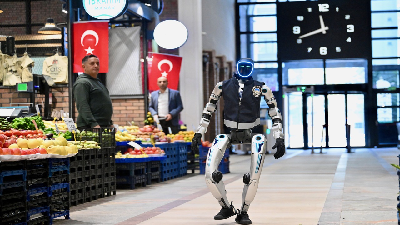 AA-20261027-42876879-42876868-INSANSI_ROBOT_MEGA_ZABITA_EKIPLERINE_ESNAF_DENETIMLERINDE_YARDIMCI_OLUYOR (2).jpg