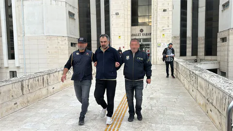 AA 20261028 42888369 42888368 BALIKESIRDE TURK BAYRAGINA VE ATATURKE HAKARET ICERIKLI PAYLASIM YAPAN OGRETMEN TUTUKLANDI (2)